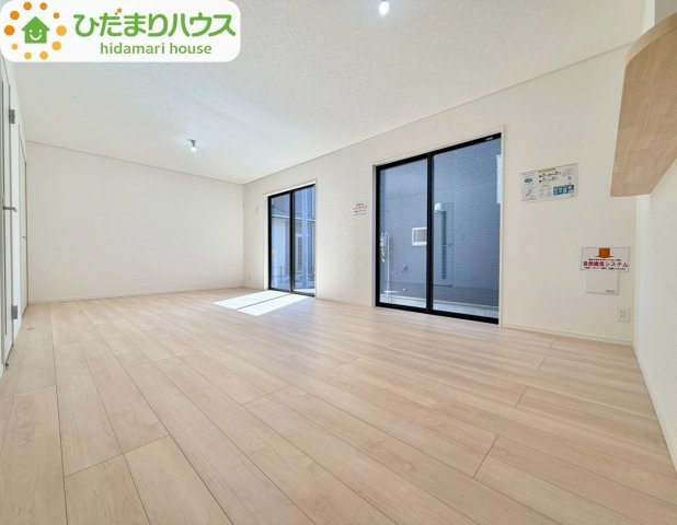 野田市七光台第19　新築戸建　3号棟の居間・リビング|リビングの大きい窓からの光が入って開放的なレイアウト。明るい色の床なのでどんな家具にもマッチします☆彡							
