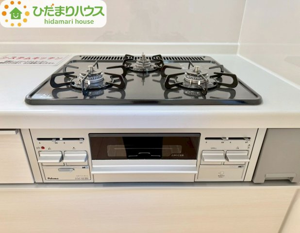 野田市七光台第19　新築戸建　3号棟のキッチン|3口コンロと収納豊富なキッチンで、ママの毎日のお料理もはかどります☆							
