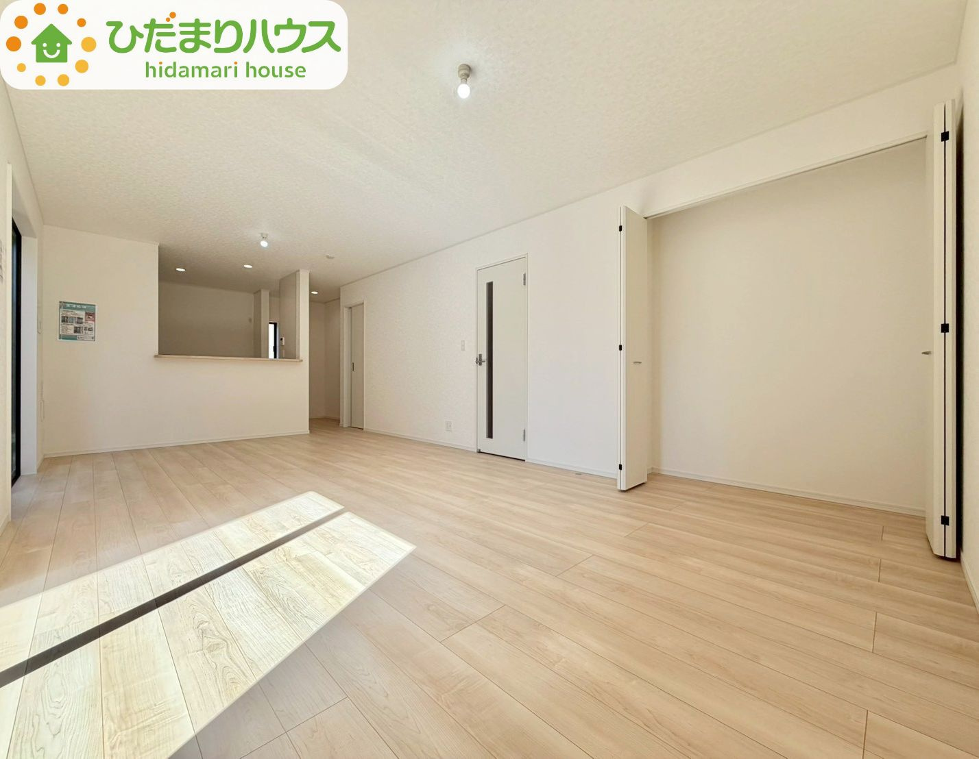 野田市七光台第19　新築戸建　3号棟の居間・リビング|リビングにもクローゼットを配備。ご家族皆様で共有すれば、リビングについ置きっぱなしにされがちな衣類もスッキリと片付きます♪							
