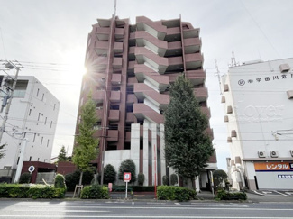 【外観】 | 手入れの行き届いた外壁やエントランスなど、「見ればわかる」レベルで清潔感を保ったマンションです。築年数を感じさせない姿で皆様をお出迎えします。～即日のご見学可能～　お問合せはお気軽にどうぞ。