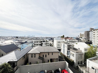 【展望】 | 眼前に広がる空の雄大さと、このお部屋の自慢の一つである「眺望」をご覧ください。毎日、この景色を独り占めできる新生活に夢が広がります。～即日のご見学可能～　お問合せはお気軽にどうぞ。