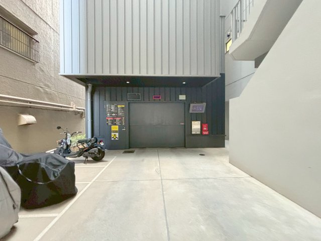 フルーレ江坂レジデンシャルの駐車場