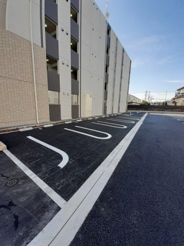 コントレイルの駐車場