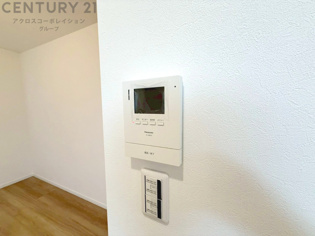 訪問者が来たときにテレビ画面で確認できるため、安心してドアを開けられます。録画機能があるものもあり、留守中に来訪者を記録しておくことができます。利便性が高く、セキュリティ面でも安心です。