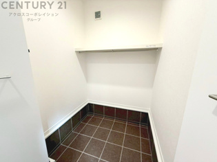 収納力が高く洋服や小物を整理しやすく、更衣室のように使え、部屋がすっきり保てます。収納の配置を自由に調整でき、換気性が良く防湿・防虫対策も可能。快適で機能的な生活空間を実現できます♪