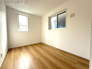 明るい色合いのフローリングとクロスを使用した洋室は家具やインテリアとも調和しやすく空間が広く感じられ開放感を生み出します。自然光を効果的に反射し、室内を明るく保つため、日中の照明使用を抑えられます。