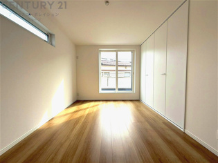 創造性や成長を促す遊びの空間を提供。学習や趣味に集中できる環境を整えます。個別のプライベートスペースは自己表現と自立心を育み、心地よい睡眠環境を整えリラックスできる場所を提供。