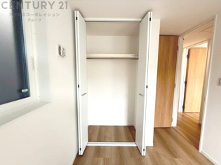 衣類やアクセサリー、小物類の収納が便利で整理整頓がしやすく、部屋の美観を保ちつつ、スペースを最大限に活用できます。衣服のしわやダメージを防ぎ、長持ちさせることができます。