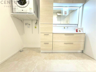 洗濯物の仕分け作業がしやすく、整理整頓が容易になります。洗濯音や湿気を他の部屋に持ち込まず、生活環境を快適に保ちます。上部を活用すれば収納スペースを確保でき洗剤や洗濯用品の整理もしやすくなります。