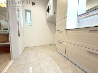 衣服の収納や脱ぎ着や整理整頓がしやすく、湿った衣類を乾燥させるスペースがありカビや臭いの発生を防ぎます。床の汚れを他の部屋に持ち込まず清潔を保つことができます。また快適な入浴環境の整備にも役立ちます。