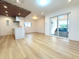 リビングダイニングは家族や友人とのコミュニケーションを楽しむ場所でくつろぎながら食事や会話を楽しめ、多目的に利用できリラックスできる空間です。家庭内の中心として機能し、快適な生活をサポートします。