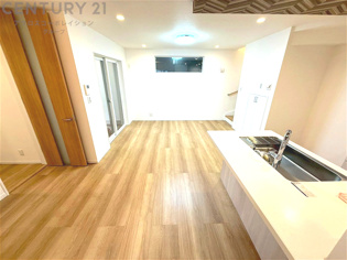 キッチン前のダイニングスペース　カウンターキッチンから料理の受け渡し等に便利です。ダイニングセットを置いても十分な広さを確保。