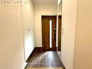 大きな玄関収納付きの玄関です　家族皆様の履物をしっかり収納できます　姿見付きでお出かけ前の身だしなみチェックに便利です