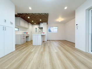 リビングダイニングは家族や友人とのコミュニケーションを楽しむ場所でくつろぎながら食事や会話を楽しめ、多目的に利用できリラックスできる空間です。家庭内の中心として機能し、快適な生活をサポートします。