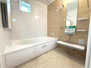 ユニットバスは省スペースでありながら、シンプルな設計と使いやすさを備え、簡便なメンテナンスが可能です。またミラー・小物置き場もあり便利です。