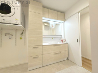 化粧品や洗顔料、歯ブラシなどの必需品をまとめて置ける収納スペースがあり、使用するたびに取り出す手間が省けます。また、水回りのため、濡れても大丈夫な素材が使用されており、お手入れが簡単です。