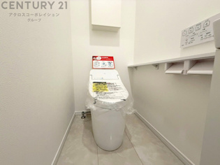 温水洗浄便座付トイレは温水洗浄機能により、暖かい水でおしりを洗浄することができ、冷たい水を使う従来の便座に比べ、温水洗浄機能で暖かいトイレを提供し、快適な使用を可能にします。