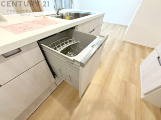 手洗いに比べて時間や労力を節約できることです。また、高温のお湯で洗浄されるため、雑菌や細菌を殺菌する効果もあります。さらに、乾燥機能があるため、手で拭く手間も省け衛生的に保管できます。