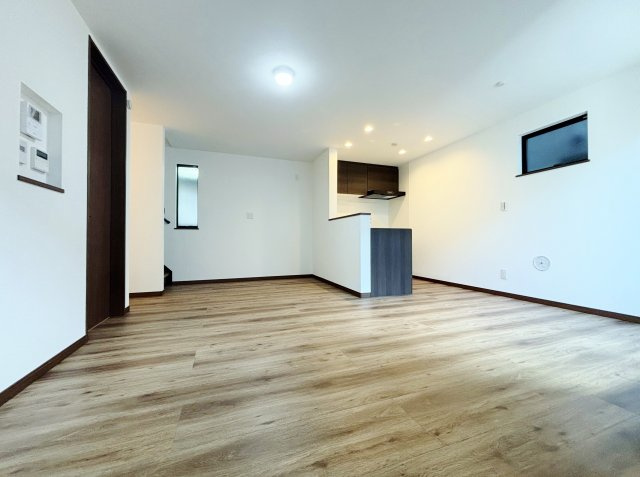 川口市並木1丁目 全5棟 D号棟の居間・リビング|家の中心でもあるLDKは14.5帖の開放感
多面開口の明る快適な空間です
建物完成につきご見学いただけます(D号棟)