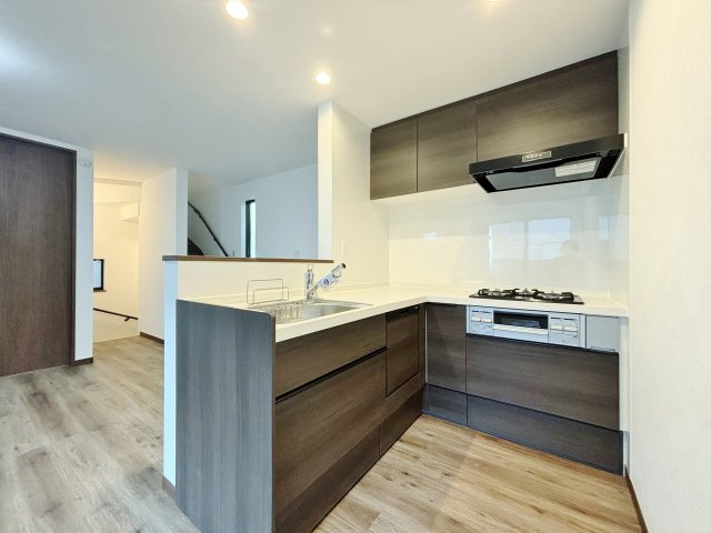 川口市並木1丁目 全5棟 D号棟のキッチン|人気の対面キッチンはリビングを眺めながらお料理ができます
家事効率が上がるハイスペックキッチン
食器洗乾燥機、浄水器が標準装備装備です(D号棟)