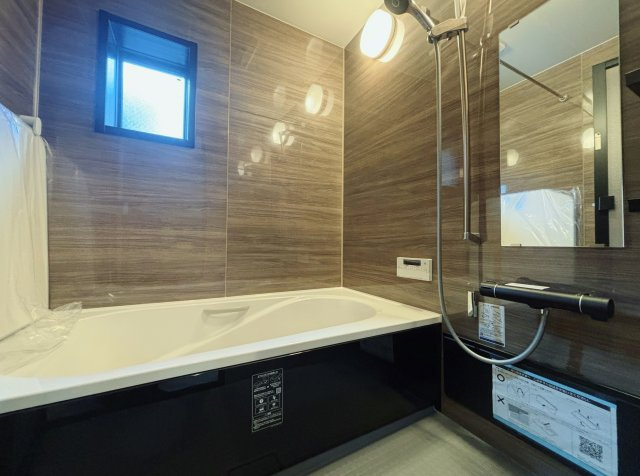 川口市並木1丁目 全5棟 D号棟の浴室|落ち着いた色合いの浴室
一坪タイプの浴室は足を伸ばしてゆっくりバスタイムを楽しめます
浴室換気乾燥機が標準装備です(D号棟)