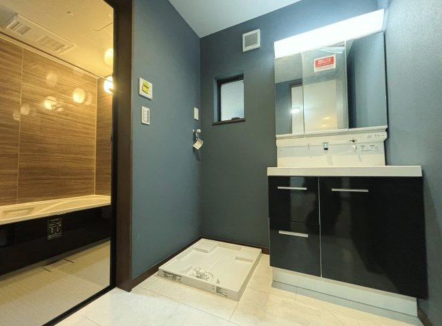 川口市並木1丁目 全5棟 D号棟の洗面所|落ち着いた色合いの洗面台(D号棟)