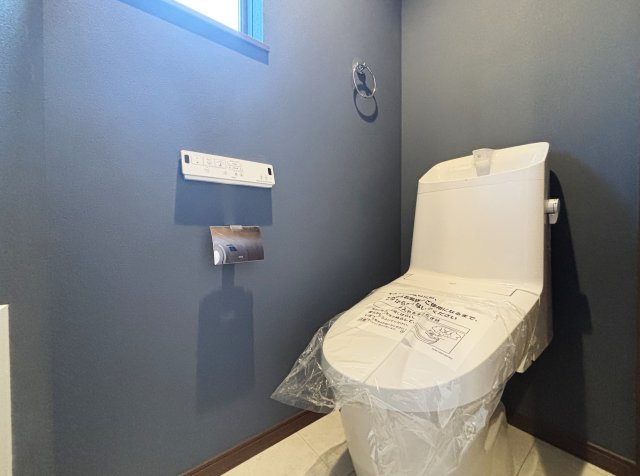 川口市並木1丁目 全5棟 D号棟のトイレ|小窓を設けた明るく衛生的なトレイ
(D号棟)