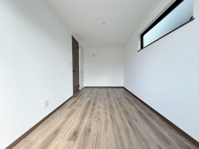 川口市並木1丁目 全5棟 D号棟の洋室|3階6.5帖洋室は整形なお部屋なので家具のレイアウトもしやすいです
壁面ワイドな収納が魅力的です(D号棟)