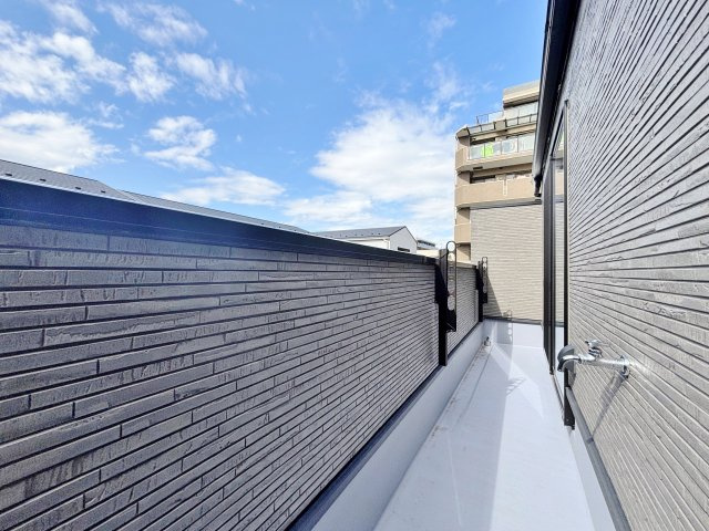 川口市並木1丁目 全5棟 D号棟のバルコニー|3階ワイドバルコニー
毎日のお洗濯物も快適に干すことができます(D号棟)