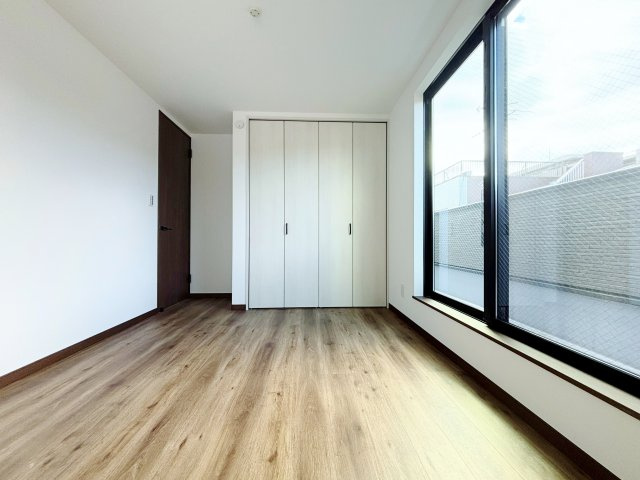 川口市並木1丁目 全5棟 D号棟の洋室|3階6帖洋室は2面開口の明るく快適なお部屋です
大きな掃き出し窓からバスコニーに動線がつながります(D号棟)