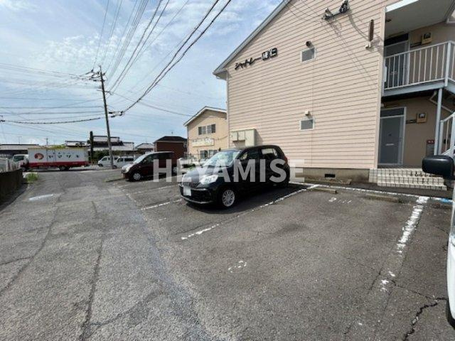 シャトレー成仁の駐車場