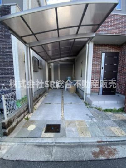 大蓮北3丁目中古戸建の駐車場|カーポート付きの車庫で雨がしのげます！リビングと直接行き来でき、お買い物の後便利です♪