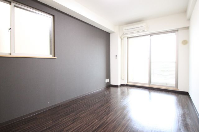 セレブコート近大前の洋室