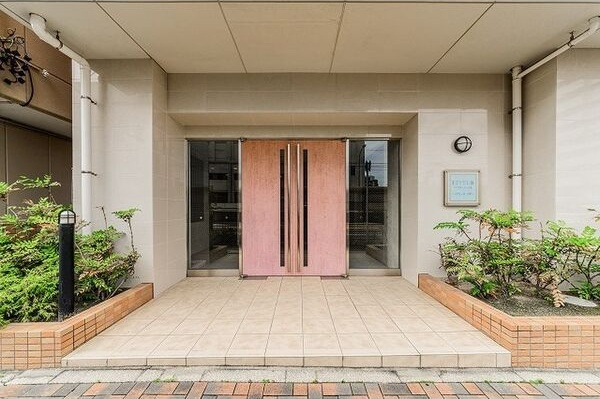 リヴェール白壁のエントランス