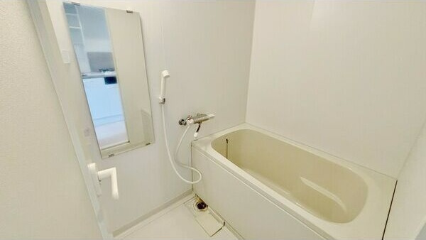 リヴェール白壁の浴室