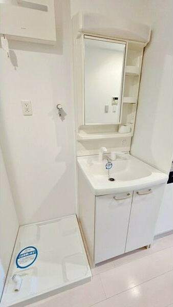 リヴェール白壁の洗面所