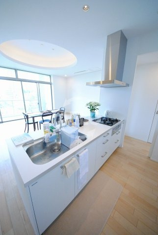 ヴァルトハウスのキッチン|ヴァルトハウス　3口ガスシステムキッチン（グリル付）