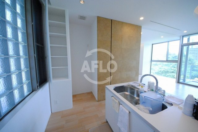 ヴァルトハウスのキッチン|ヴァルトハウス　キッチン横収納棚