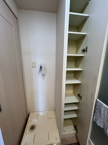 サーパス泉佐野の脱衣所|洗濯バン、収納