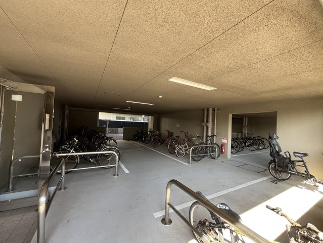 サーパス泉佐野の駐車場