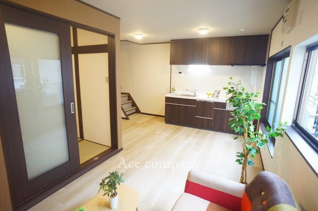 【居間・リビング】 | 東大阪市衣摺3丁目 | 【LDK：11帖】全室クロス貼替え、床フロアタイル・CF張替え、水廻り設備一新、建具一部新調、ハウスクリーニング済みです☆