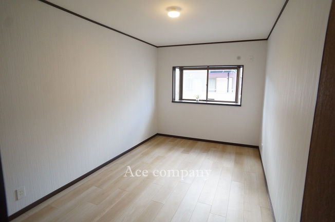 【寝室】 | 東大阪市衣摺3丁目 | 【3階：洋室7.1帖】出窓があるお部屋です☆