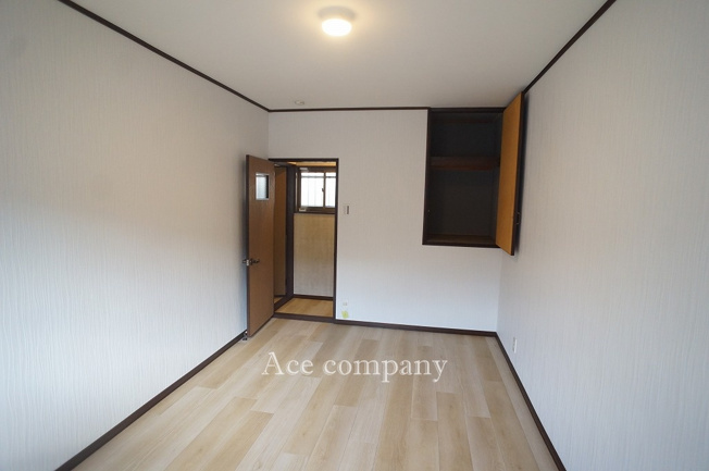 【寝室】 | 東大阪市衣摺3丁目 | 【3階：洋室7.1帖】階段上、腰高物入れあります。