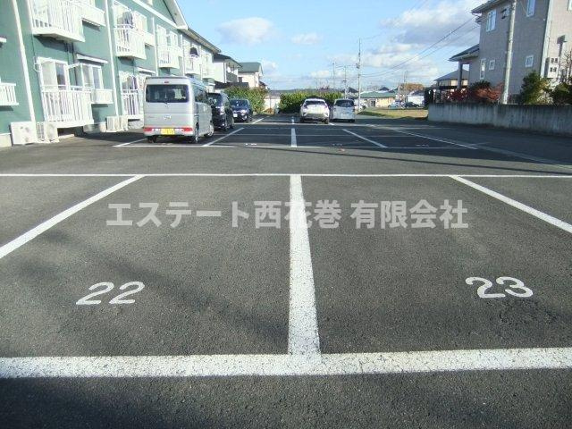 花巻市星が丘１丁目のアパートの駐車場