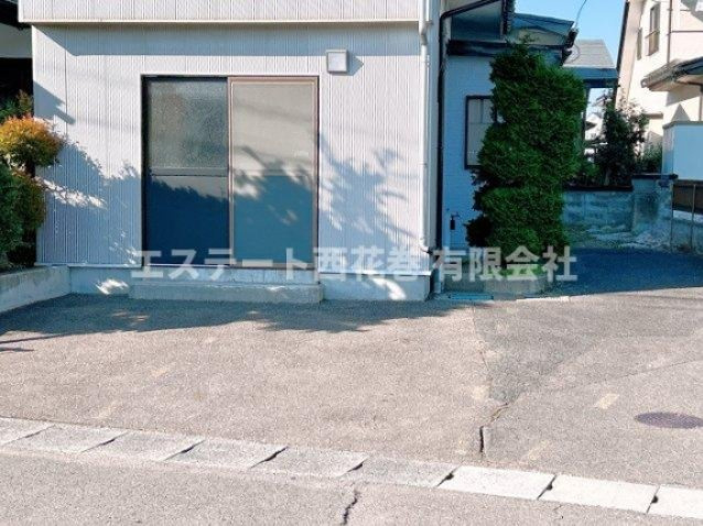 南万丁目貸家の駐車場|2～3台駐車可能。但し車種によりますので現地で確認ください