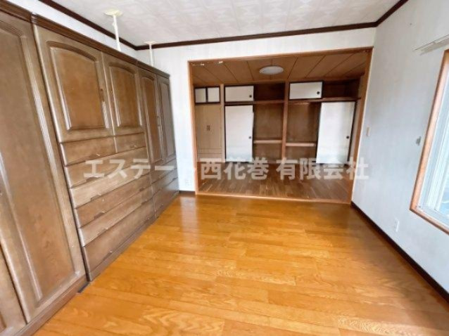 南万丁目貸家の寝室|2階洋室、タンス類は現状のままです