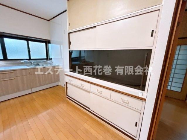 南万丁目貸家のキッチン|造り付食器棚があります。