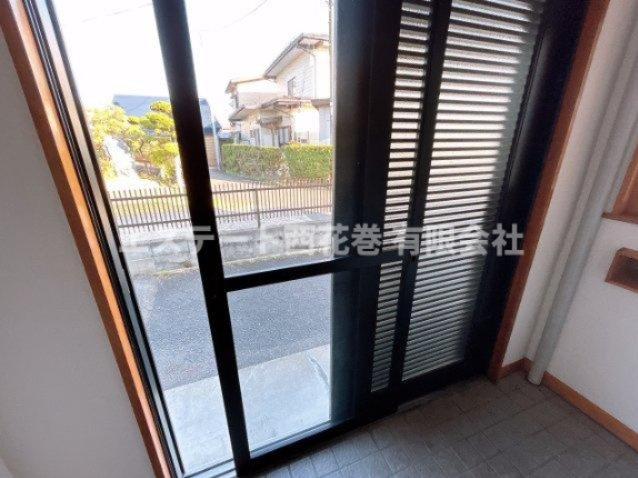 南万丁目貸家の玄関|玄関に網戸が付いているので夏は風が抜けます。