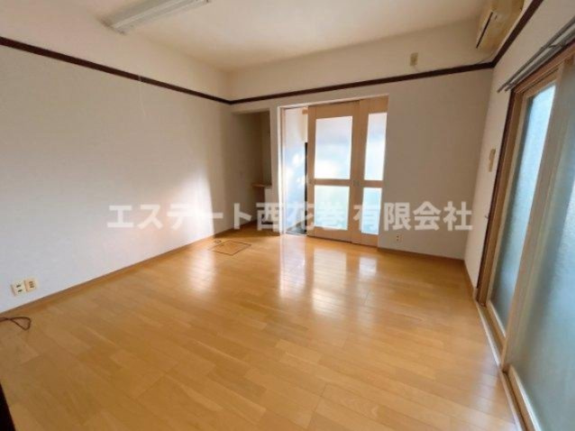 南万丁目貸家の洋室|以前事務所として利用していたので出入り口があります。