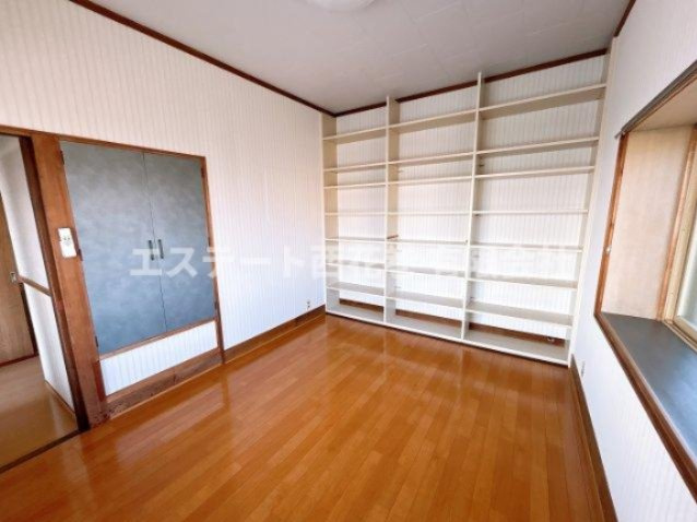 南万丁目貸家の子供部屋|壁一面の収納棚は魅力的です。